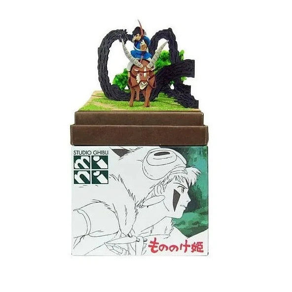 Prinzessin Mononoke Diorama Figur mit Ashitaka auf Yakul vor schwarzem Waldhintergrund