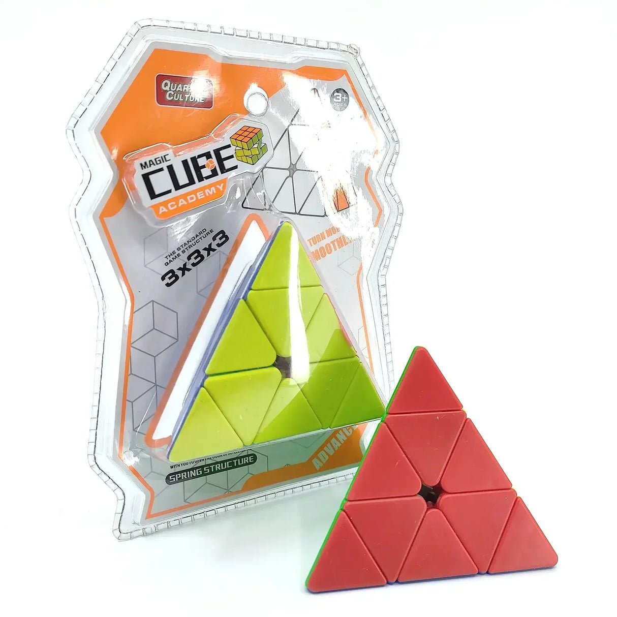Pyramidenförmiger Zauberwürfel in und außer der Kunststoffverpackung