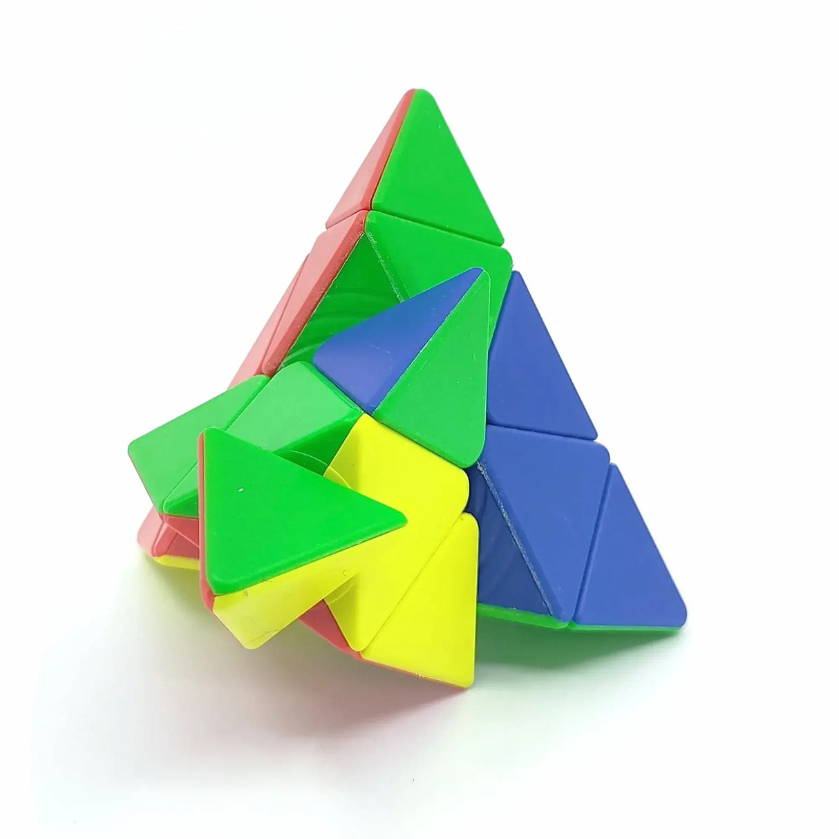 Pyraminx Zauberwürfel in Form einer Pyramide mit bunten Dreiecksflächen
