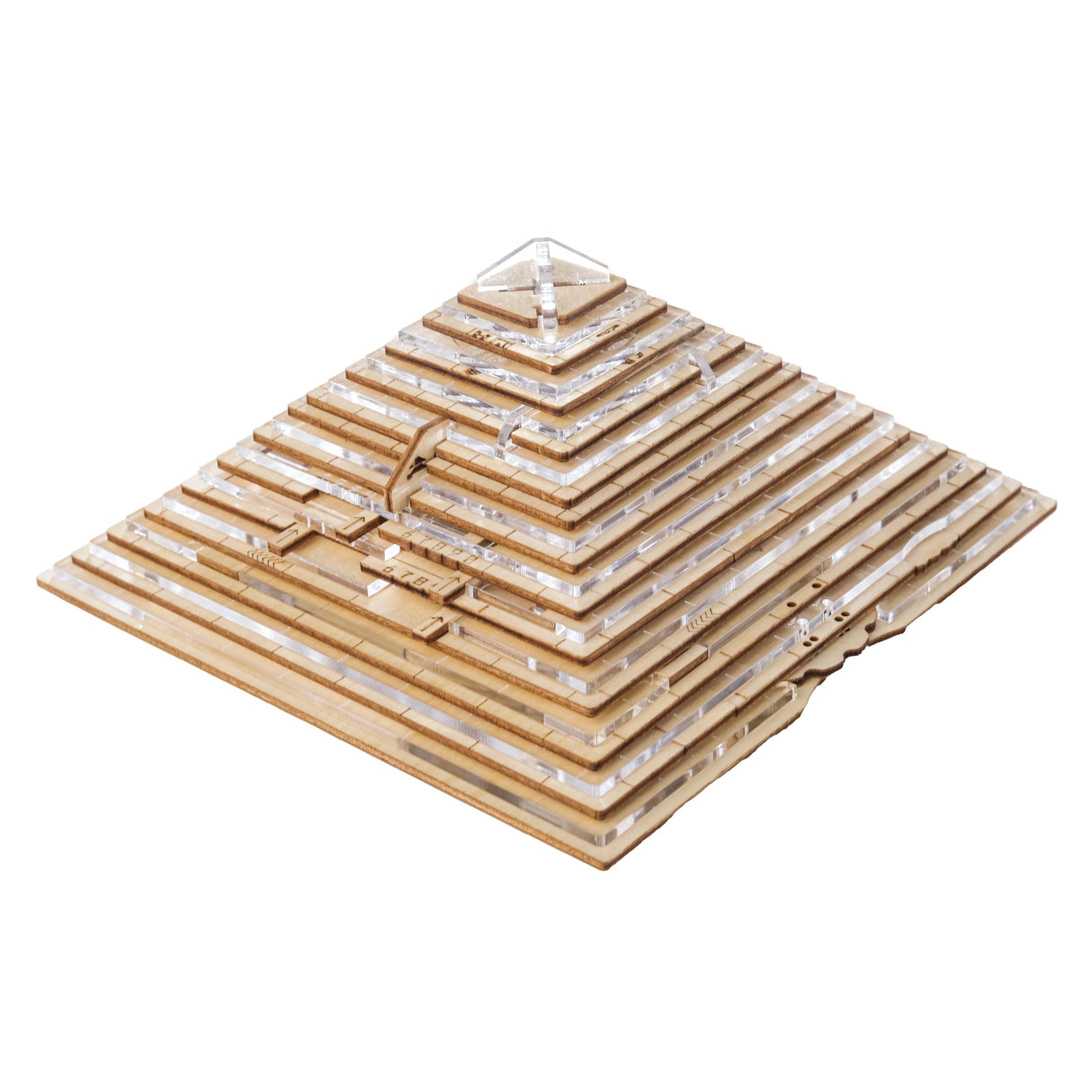 Holz- und Acrylpyramide mit Schichten und Gravuren