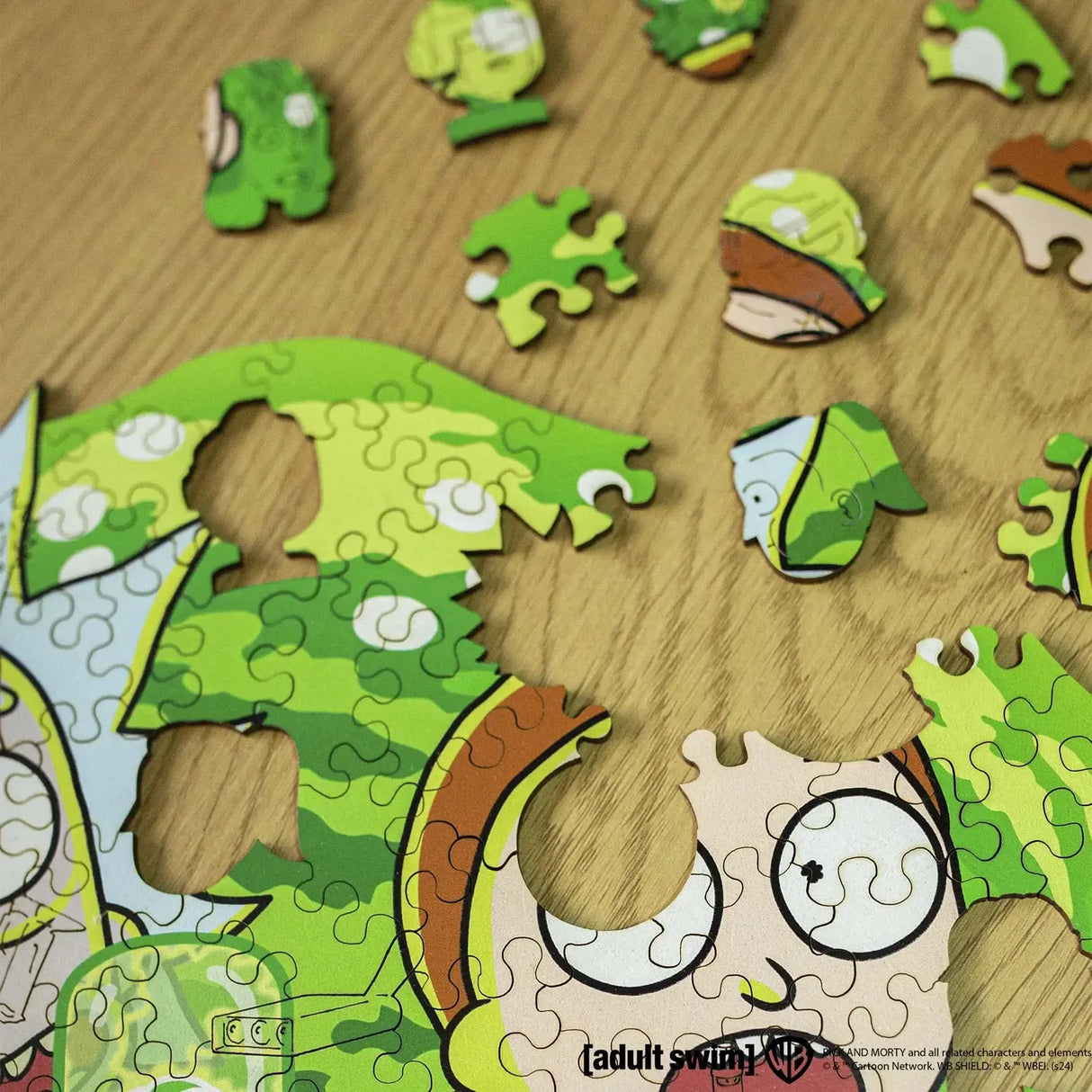 Rick und Morty Puzzle auf Holztisch, einige Teile fehlen