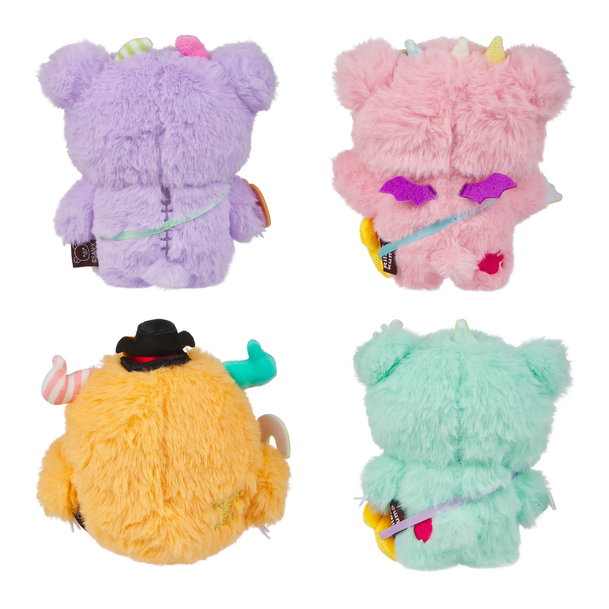 Vier flauschige Plüschtiere in Lila, Rosa, Orange und Mintgrün, von hinten gesehen