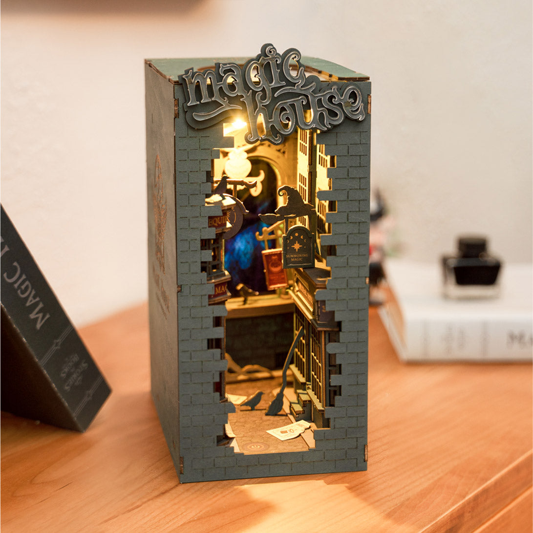 Beleuchtetes Buchstützen Diorama mit magischem Haus Motiv
