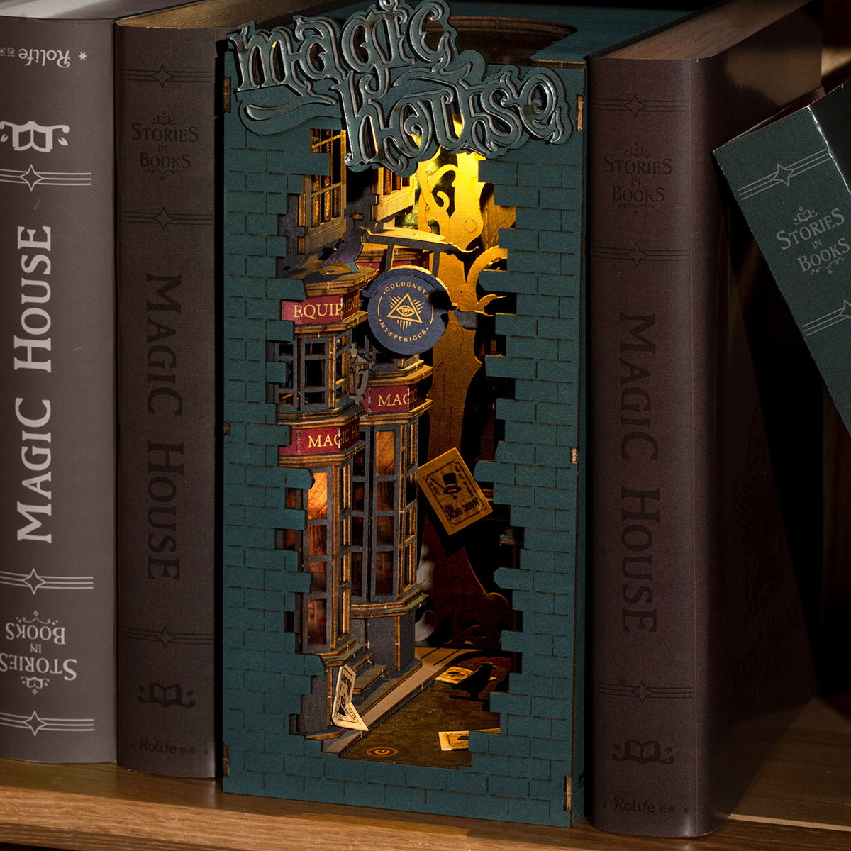 Beleuchteter Buchstützen Bausatz Magic House zwischen zwei Büchern