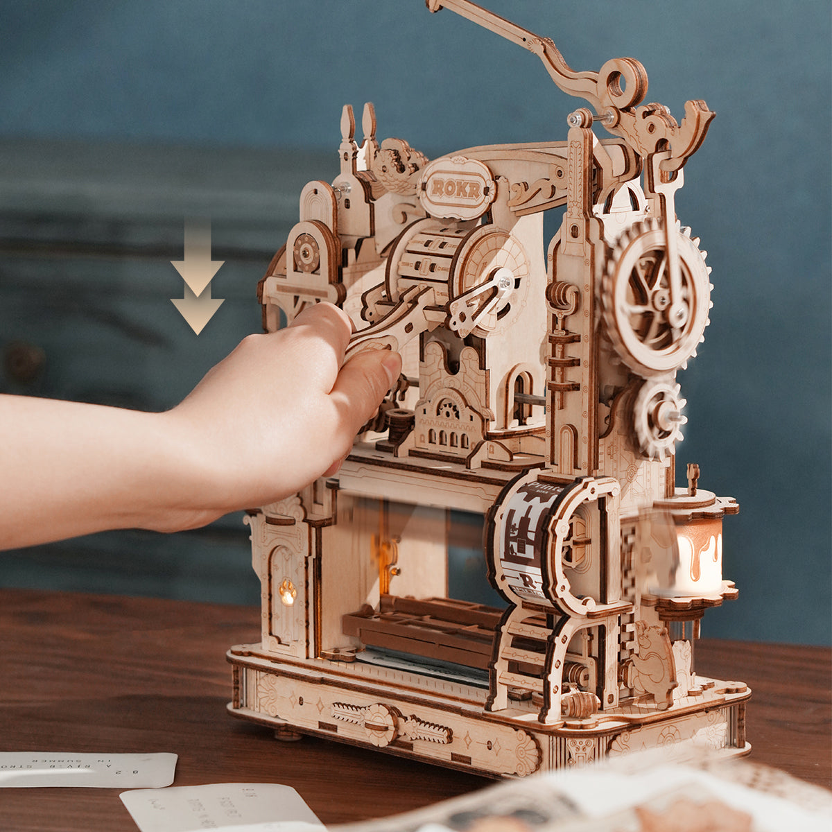 Hand betätigt ein mechanisches Holzmodell einer Druckmaschine mit Zahnrädern