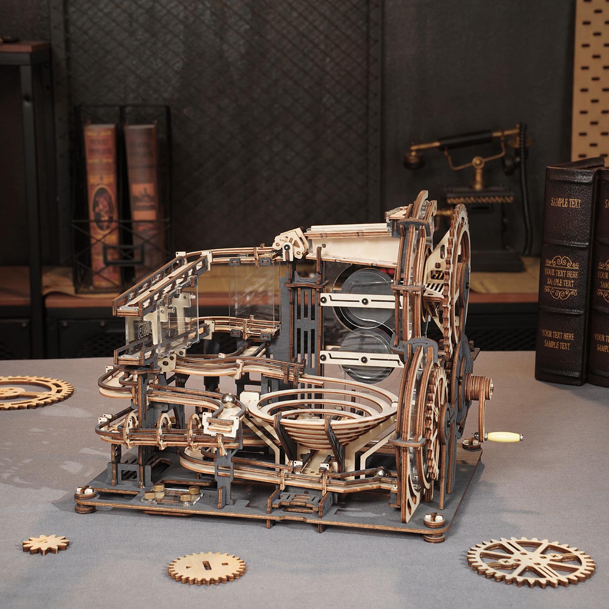 Mechanische Kugelbahn aus Holzbauteilen mit Zahnrädern und Trichter auf einem Tisch