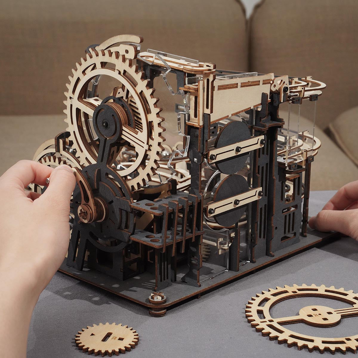 Mechanisches Holzmodell mit Zahnrädern und Kurbel