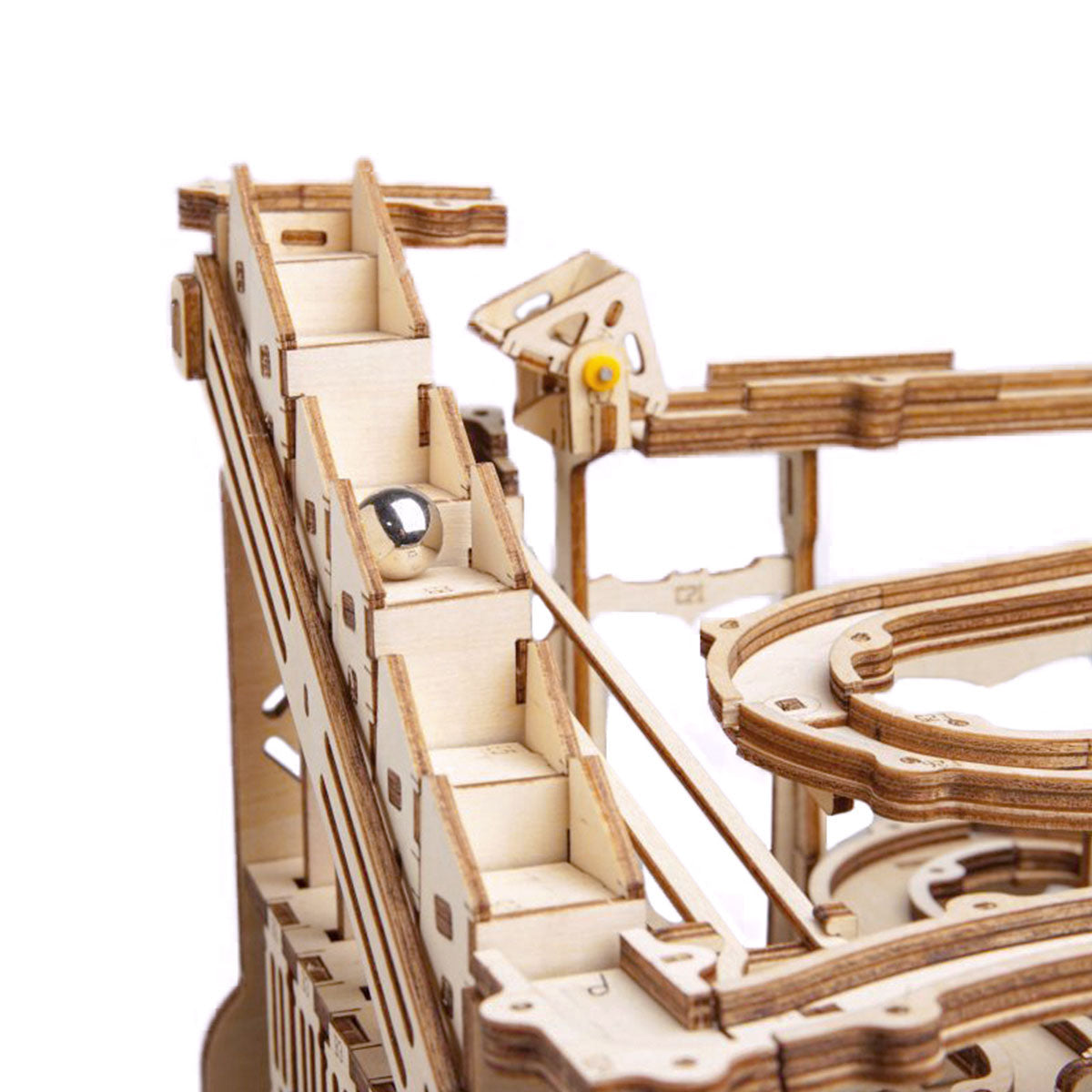Detailansicht einer Kugelbahn aus Holz mit einer rollenden Kugel