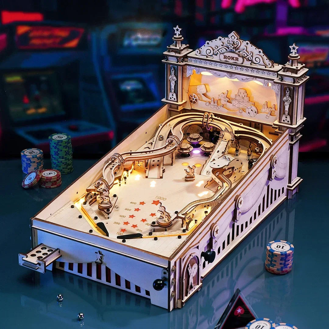 Rokr Flipperautomat aus Holzbausatz mit Beleuchtung und Spielchips auf einem Tisch
