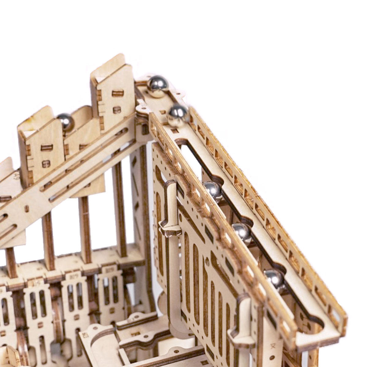 Detailansicht einer Kugelbahn aus Holz mit Metallkugeln auf einer Schiene