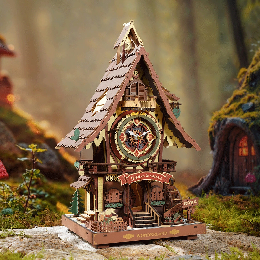 Hölzernes Uhrenhaus mit komplizierten Details und einem Schild mit der Aufschrift Wonderland