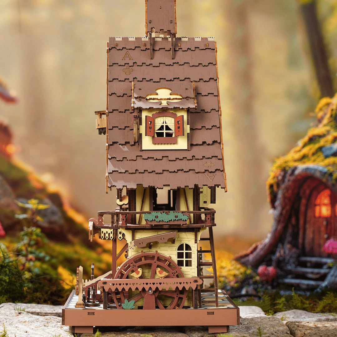 Ein detailliertes Holzmodell eines Hauses mit Wasserrad und braunem Dach