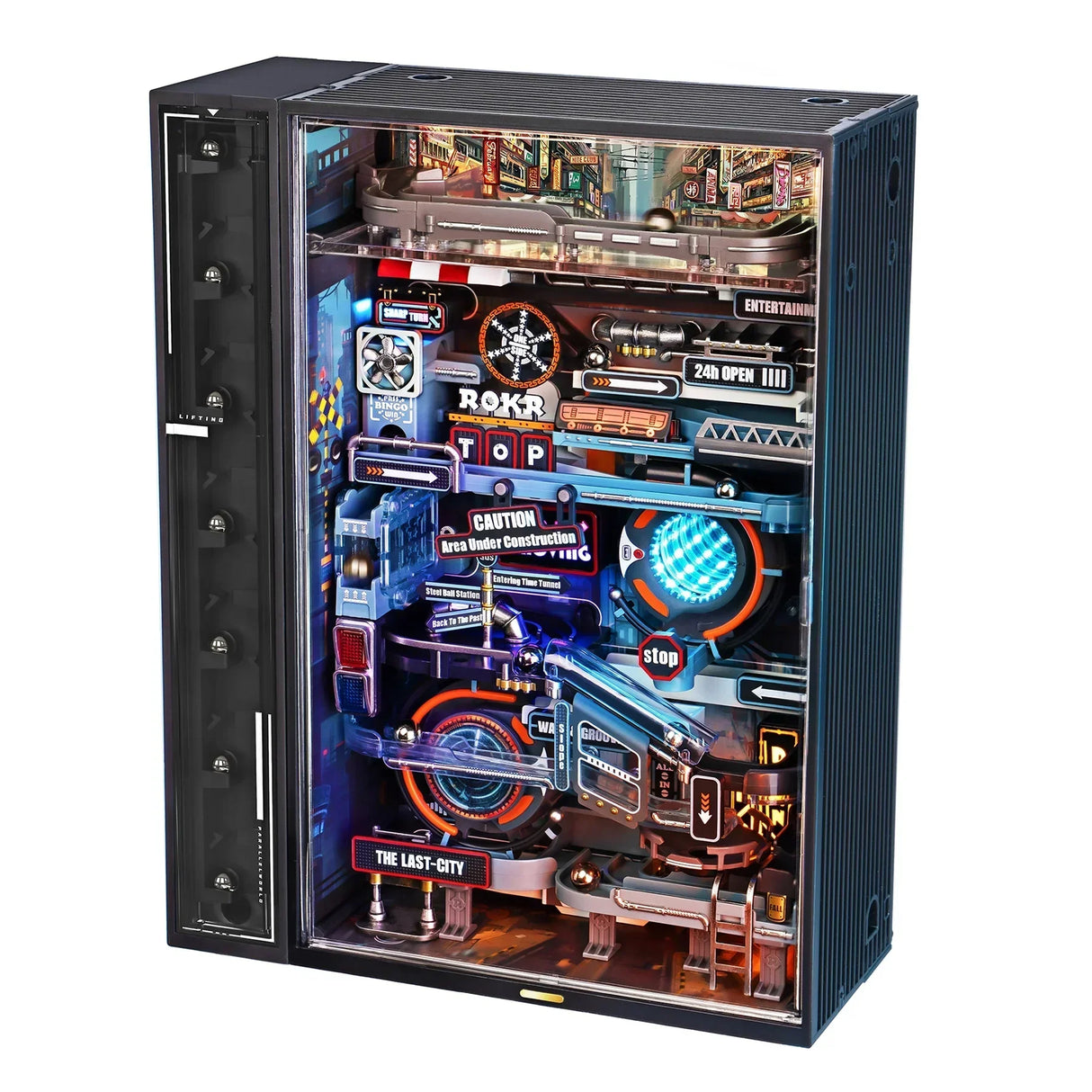 Ein detailliertes Modell eines Flipperautomaten mit Lichtern und verschiedenen Spielelementen