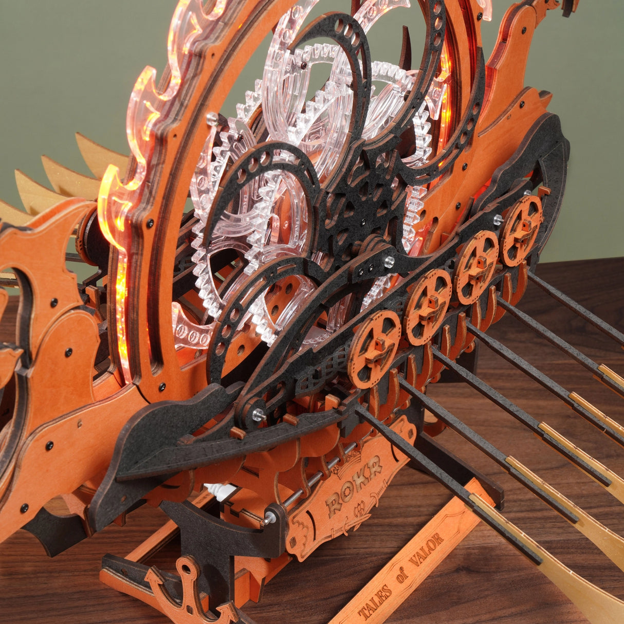 Mechanisches Holzmodell eines Wikingerschiffs mit Zahnrädern und Rudern