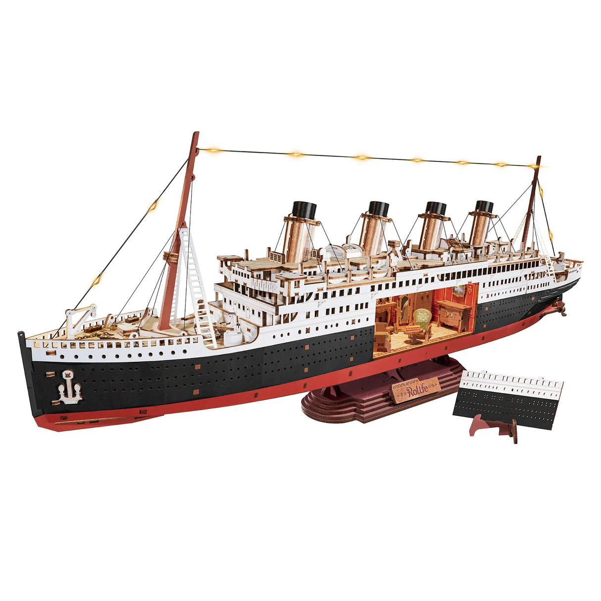 Modell der Titanic mit sichtbarem Innenraum und Lichtern