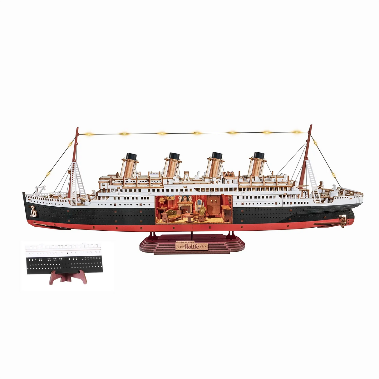 Modell eines Schiffes mit roten, schwarzen und weißen Details, vier Schornsteinen und beleuchteten Masten