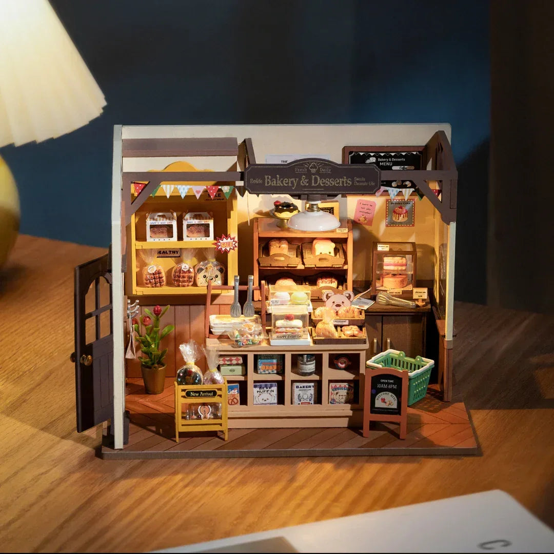 Miniaturmodell einer Bäckerei mit Regalen voller Backwaren und einem kleinen Verkaufstresen