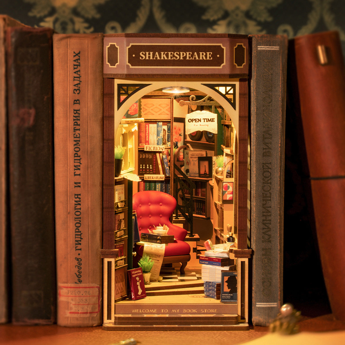 Miniatur Buchnische mit Shakespeare Schild und rotem Sessel zwischen alten Buechern