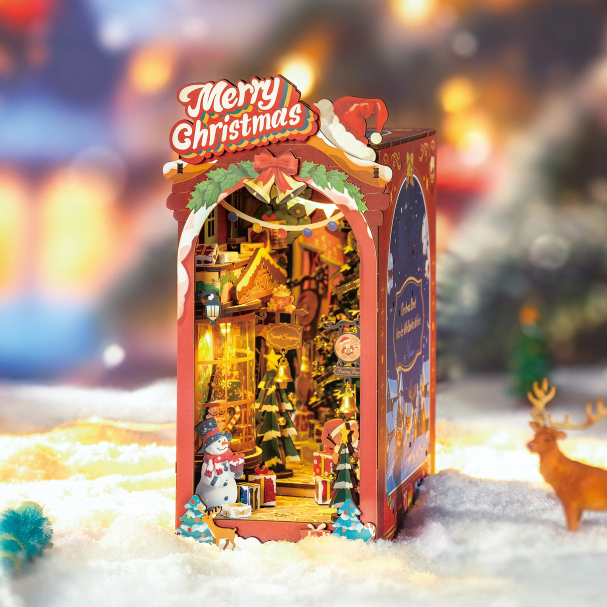 Weihnachtliche Miniatur-Diorama-Box mit Schneemann, Rentier und beleuchteten Bäumen