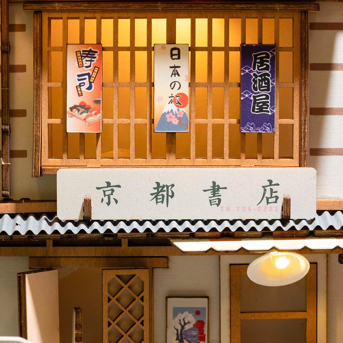 Miniaturfassade eines japanischen Ladens mit beleuchtetem Fenster und japanischen Schriftzeichen