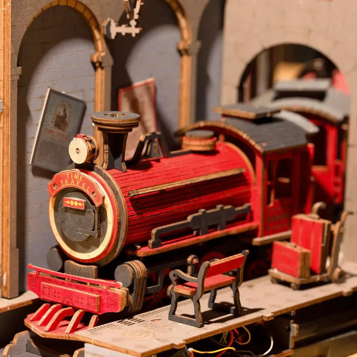 Modell einer roten Dampflokomotive aus Holz mit der Aufschrift Time Travel