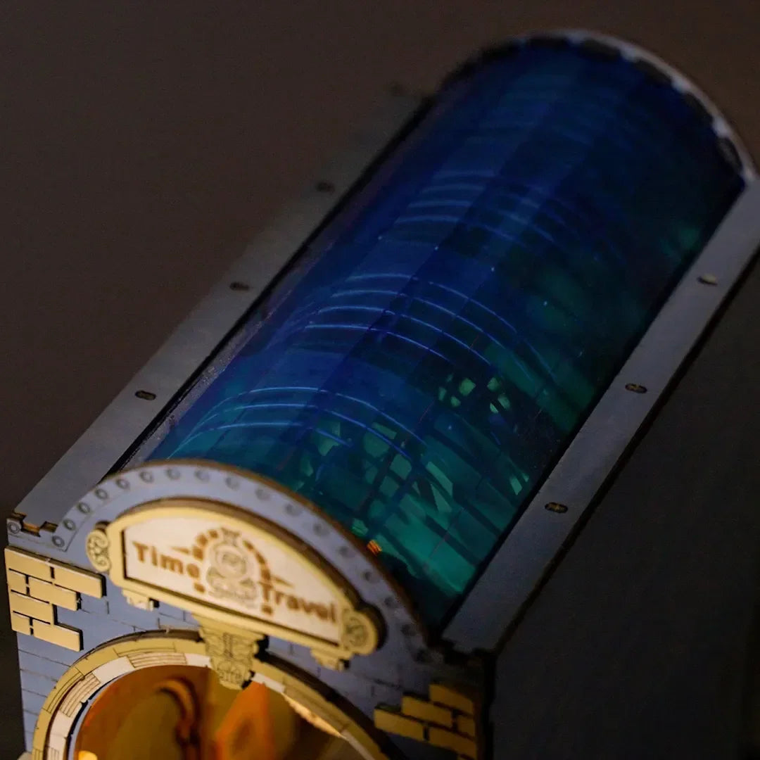 Modellbausatz einer Zeitmaschine mit blauem gewölbtem Dach und Time Travel Schriftzug