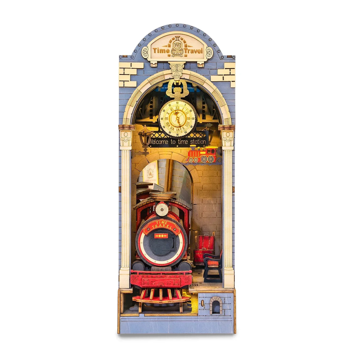 Holzbausatz einer Bahnhofskulisse mit Dampflokomotive und Bahnhofsuhr