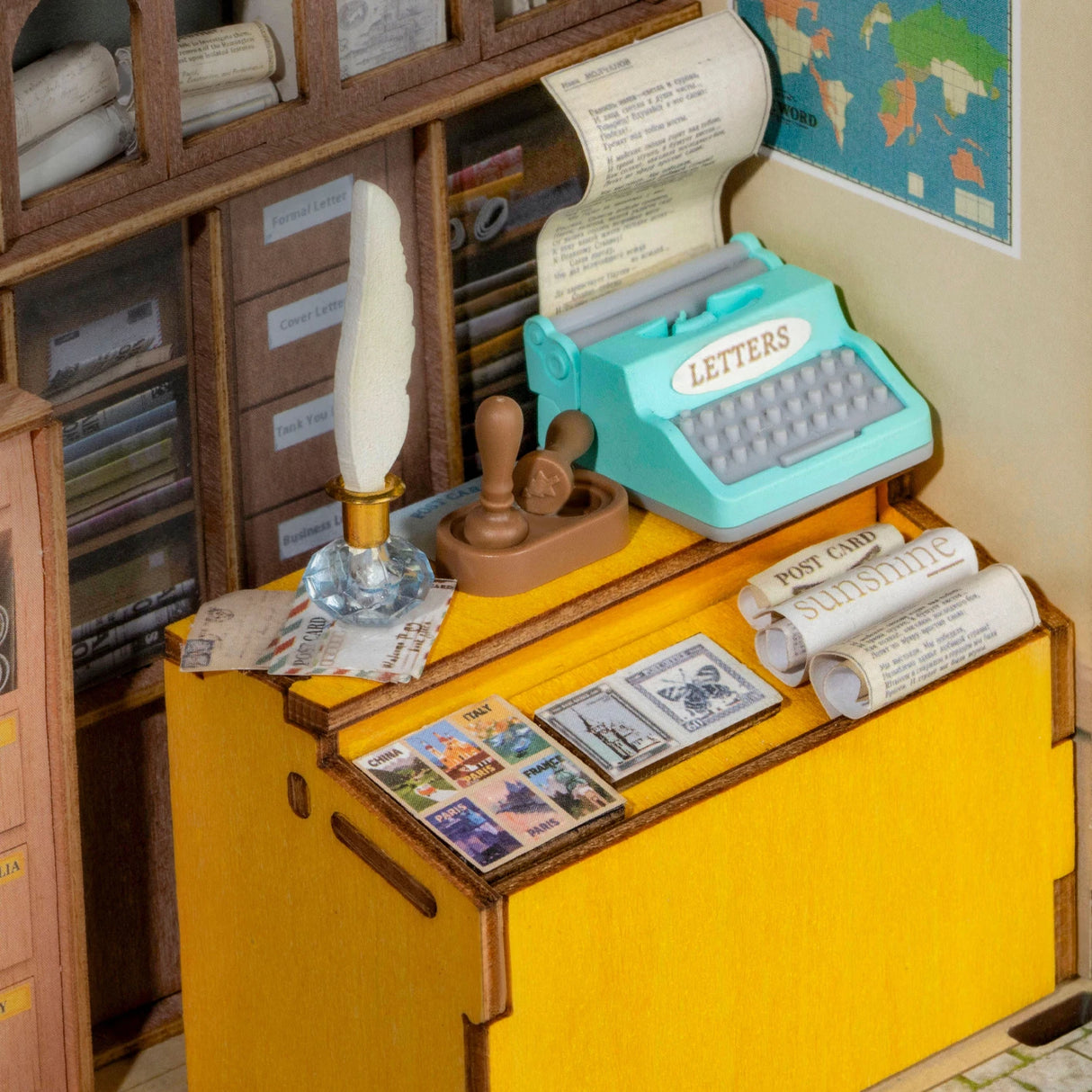 Miniatur Schreibtisch mit Schreibmaschine Federkiel Briefmarken und Postkarten