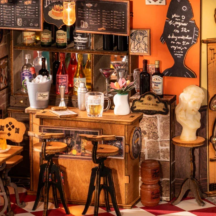 Miniatur-Bar mit Flaschen, Gläsern, Hockern und Menütafeln