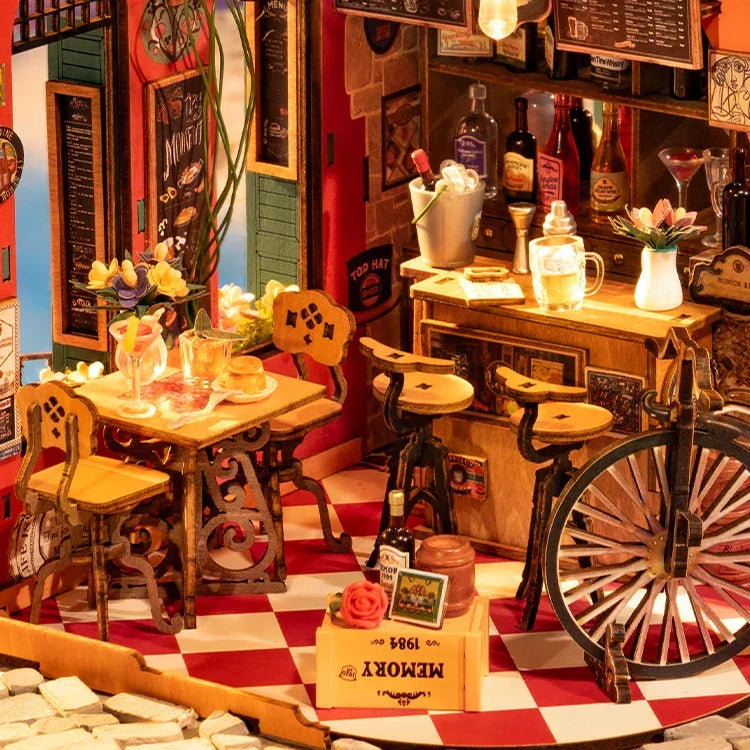 Miniatur-Bar mit Tischen, Stühlen, Hockern und einer Theke mit Flaschen und Gläsern