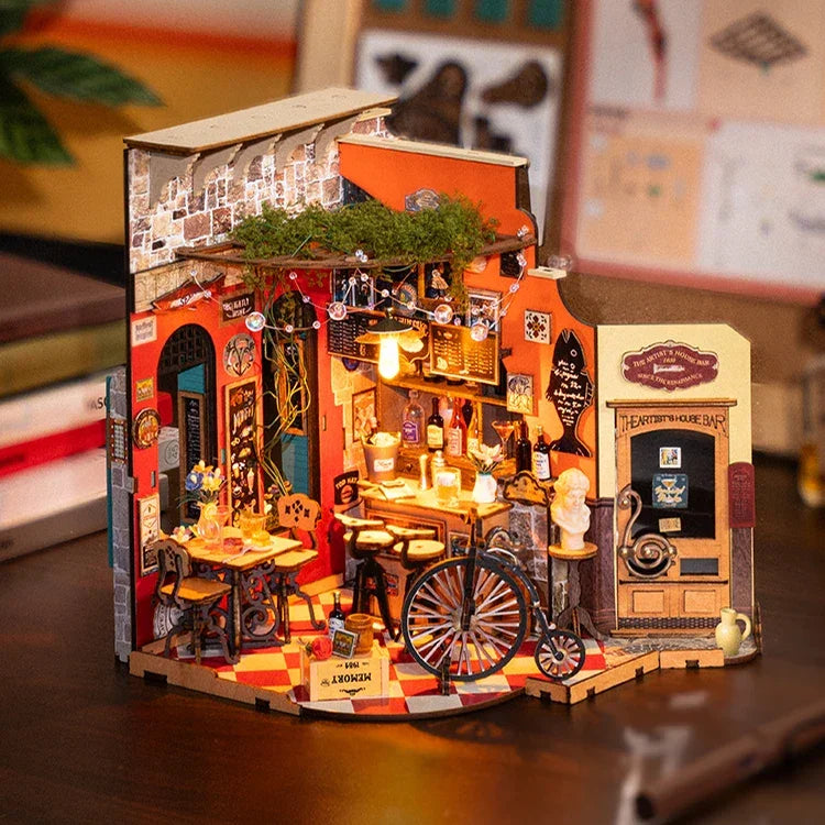 Miniatur-Diorama einer Bar mit Tischen, Stühlen, Flaschen und einem Fahrrad