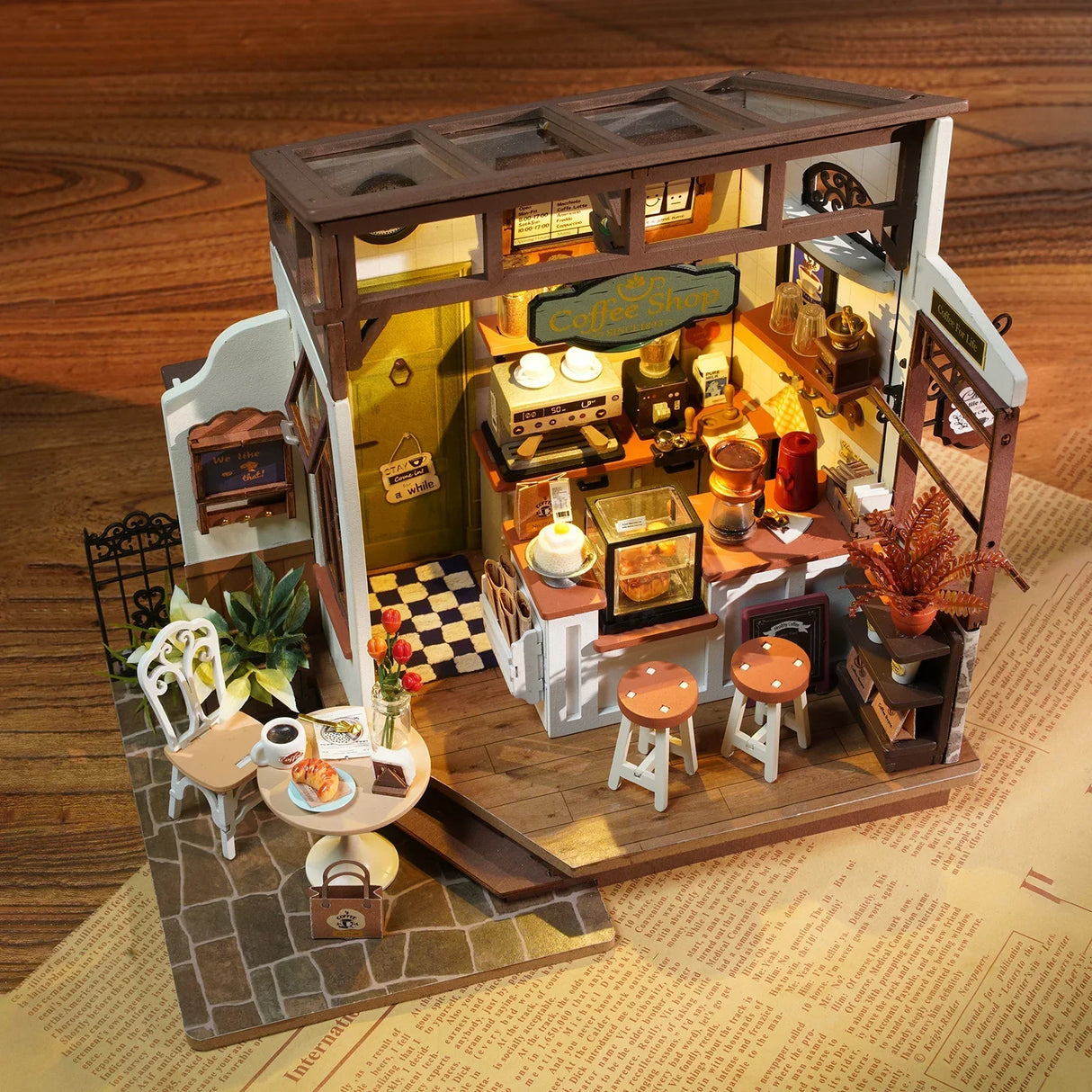 Miniaturmodell eines Coffee Shops mit Theke, Kaffeemaschine, Sitzgelegenheiten und detaillierter Einrichtung