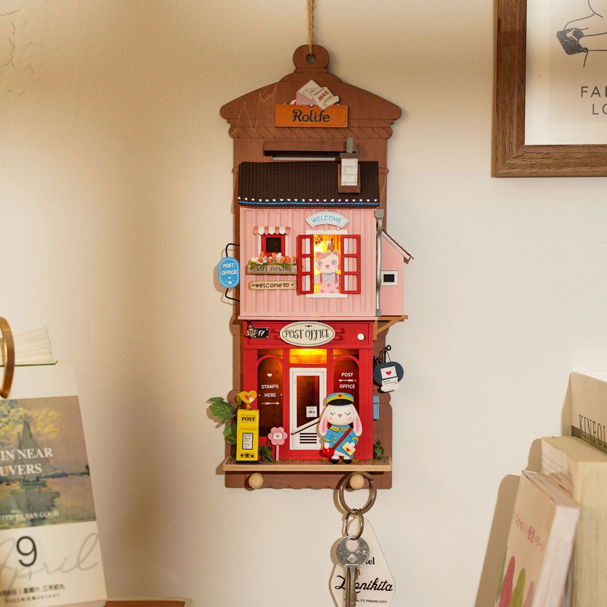 Wandmontiertes Rolife Miniatur Postamt mit beleuchtetem Innenraum und Hasenfigur als Schlüsselhalter