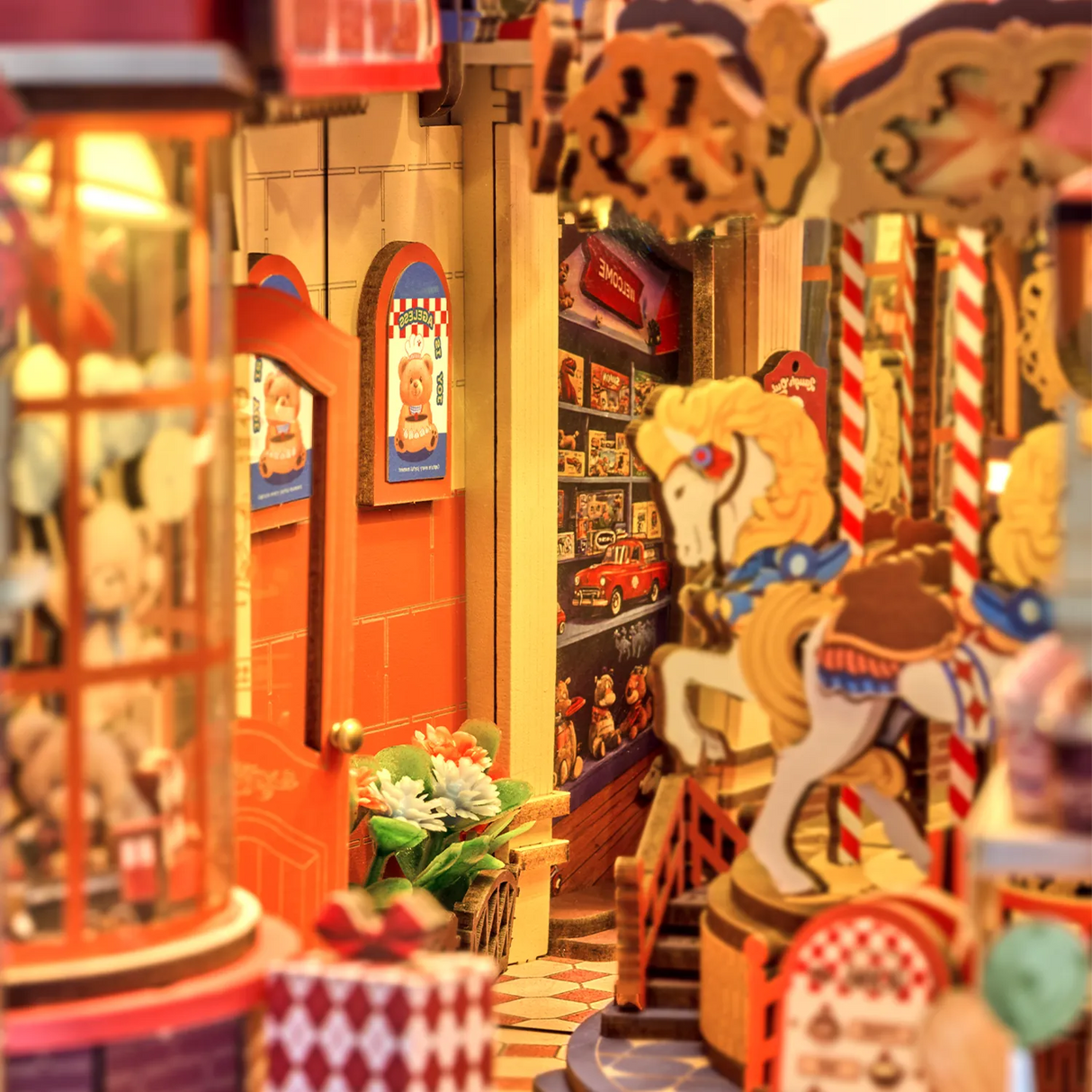 Miniatur-Karussell mit Pferden und einem Laden mit Teddybären-Schildern