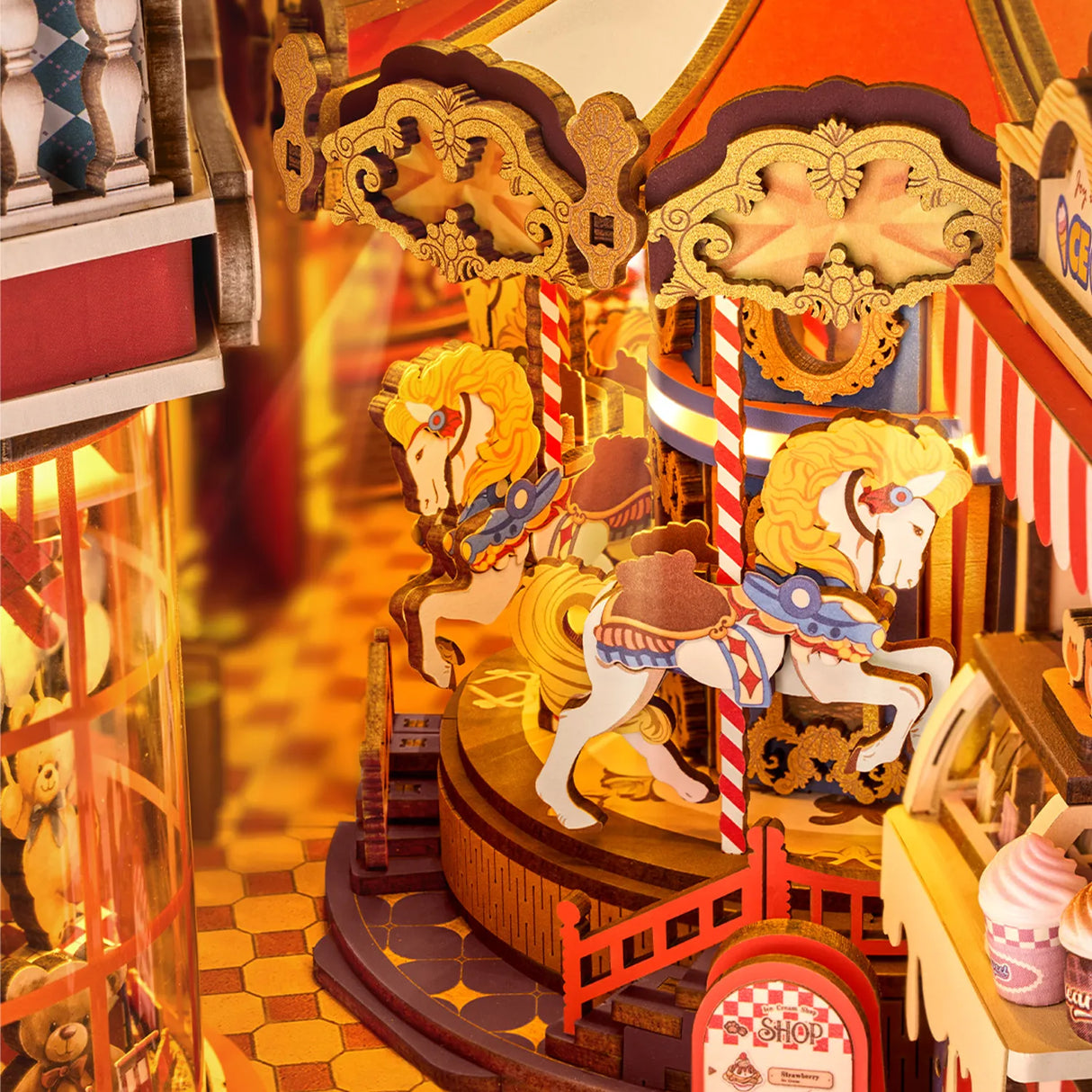 Miniatur-Karussell mit Pferden und einem Eisstand