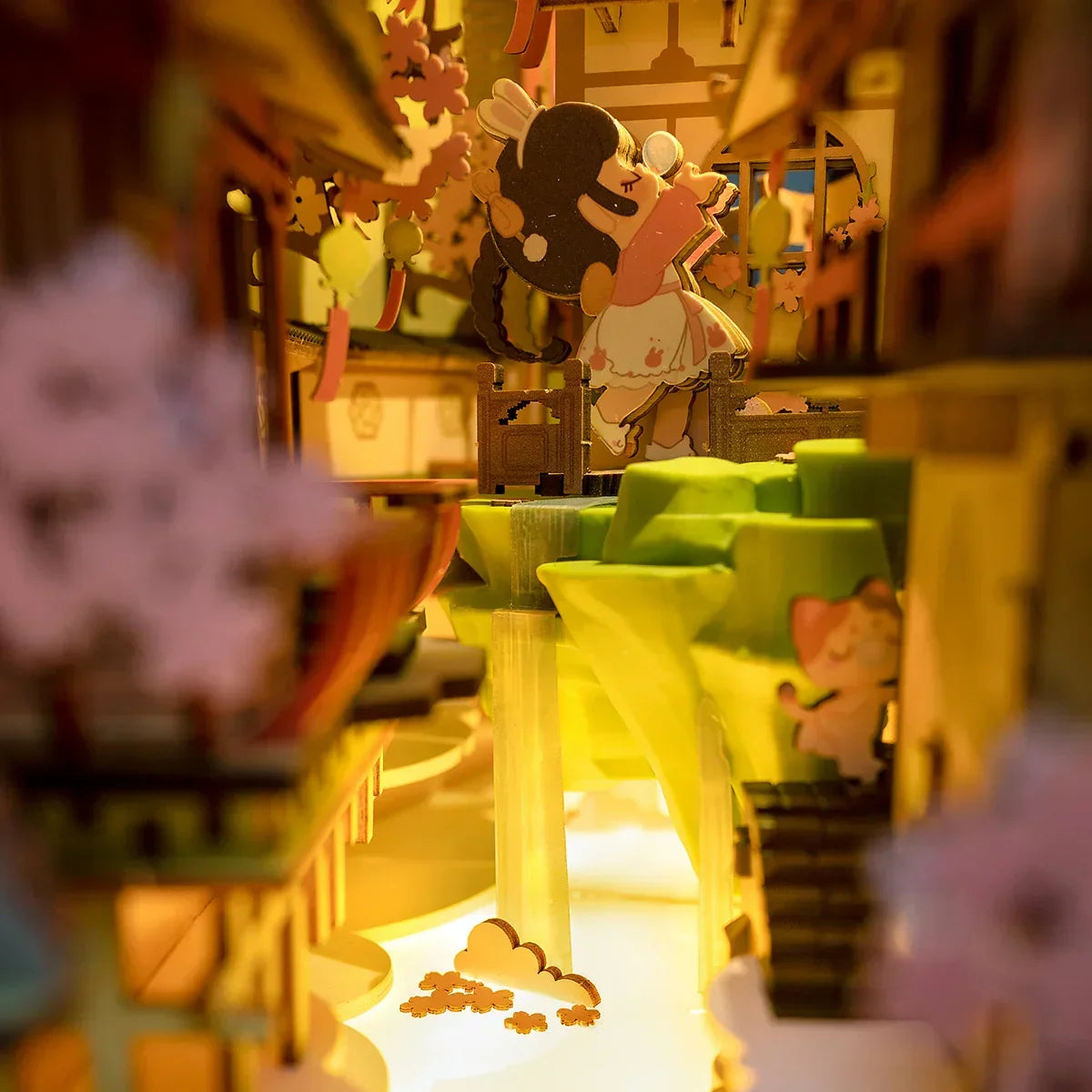 Miniaturmodell einer japanischen Szene mit einer Figur und einer Katze in einer beleuchteten Gasse