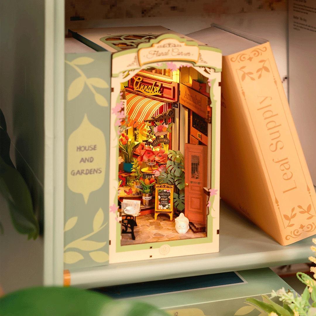 Miniatur Blumenladen als Buchstütze mit beleuchtetem Innenraum