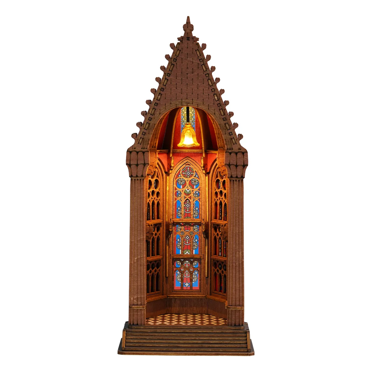 Holzmodell eines gotischen Kirchenschiffs mit Buntglasfenstern und einem beleuchteten Glockenturm
