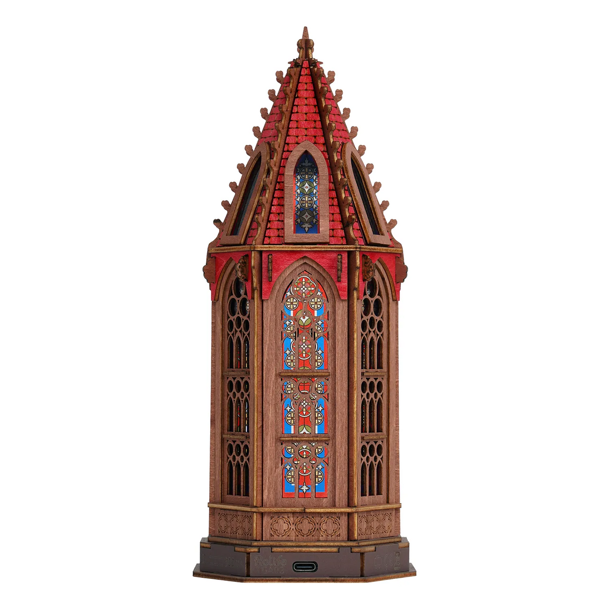 Gotischer Turm mit rotem Dach und Buntglasfenstern