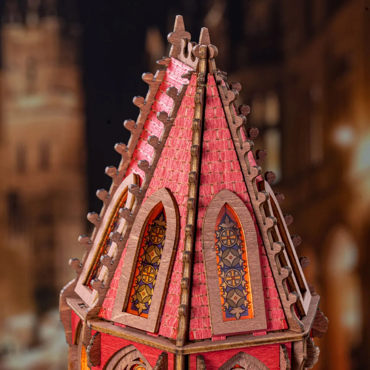 Nahaufnahme eines roten Kirchturms aus Holz mit Buntglasfenstern