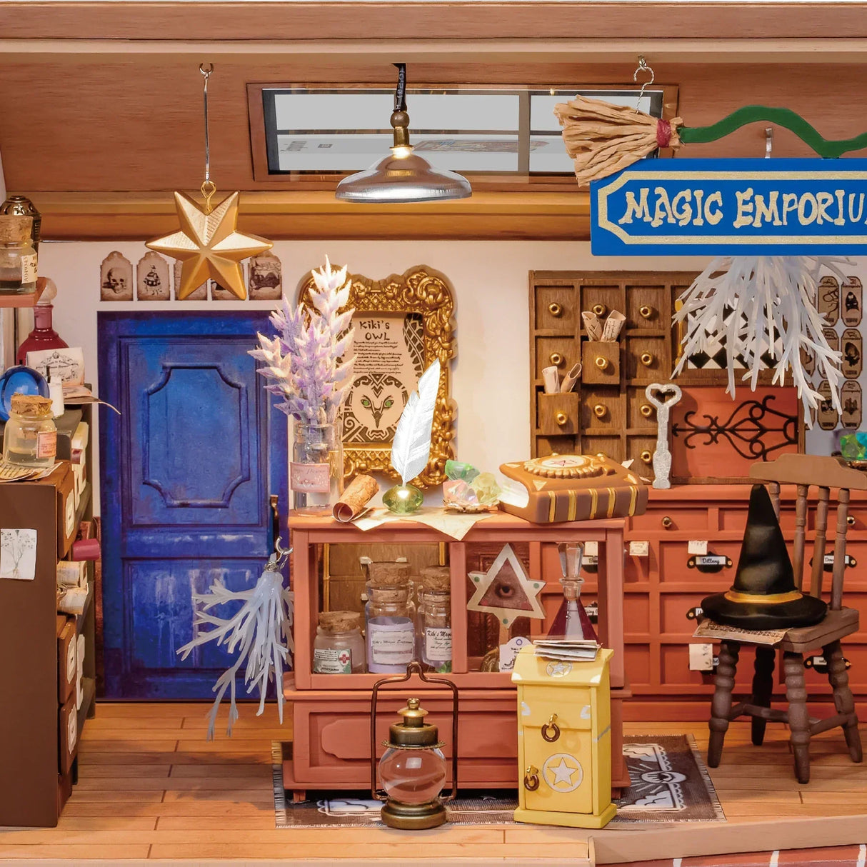 Miniaturmodell eines Zauberladens mit Regalen, Fläschchen, Zauberhut und einem Magic Emporium Schild
