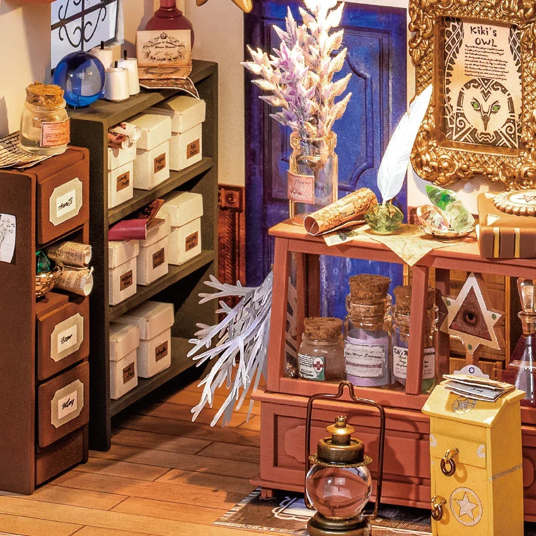 Miniaturmodell eines Zauberladens mit Regalen voller Fläschchen und Schriftrollen