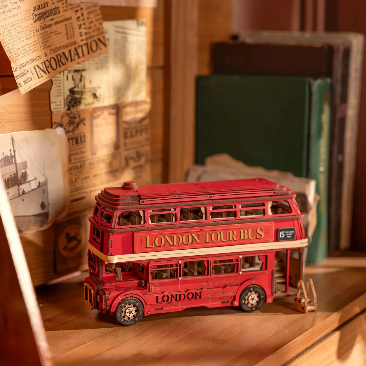 Roter Londoner Doppeldecker-Modellbus auf einem Holzregal