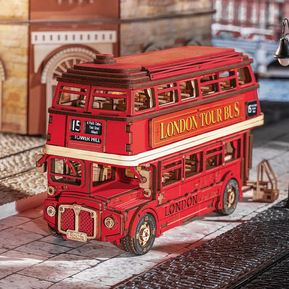 Roter Londoner Doppeldeckerbus aus Holz mit der Aufschrift London Tour Bus