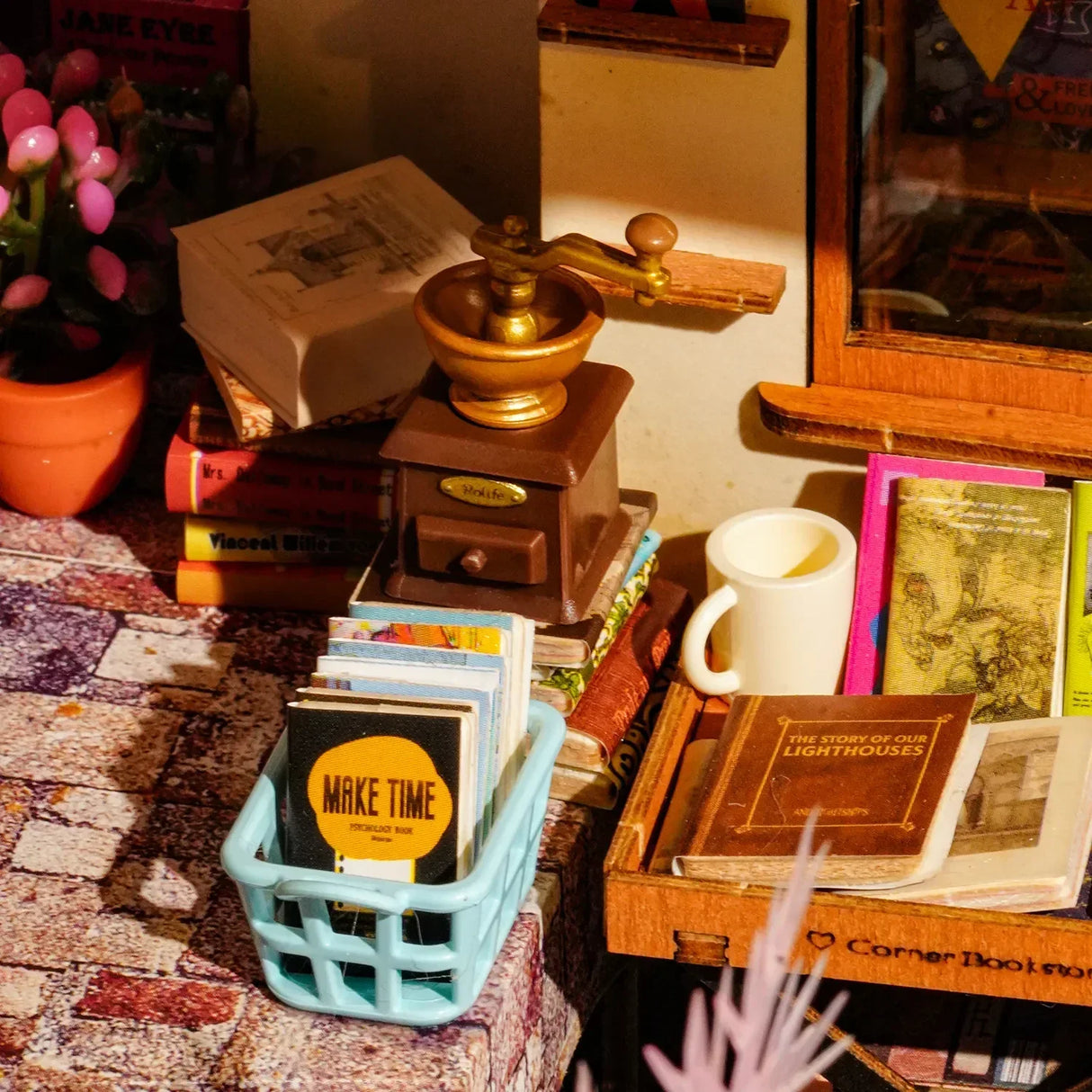 Miniatur Buchhandlung mit Kaffeemühle und Büchern in einem hellblauen Korb