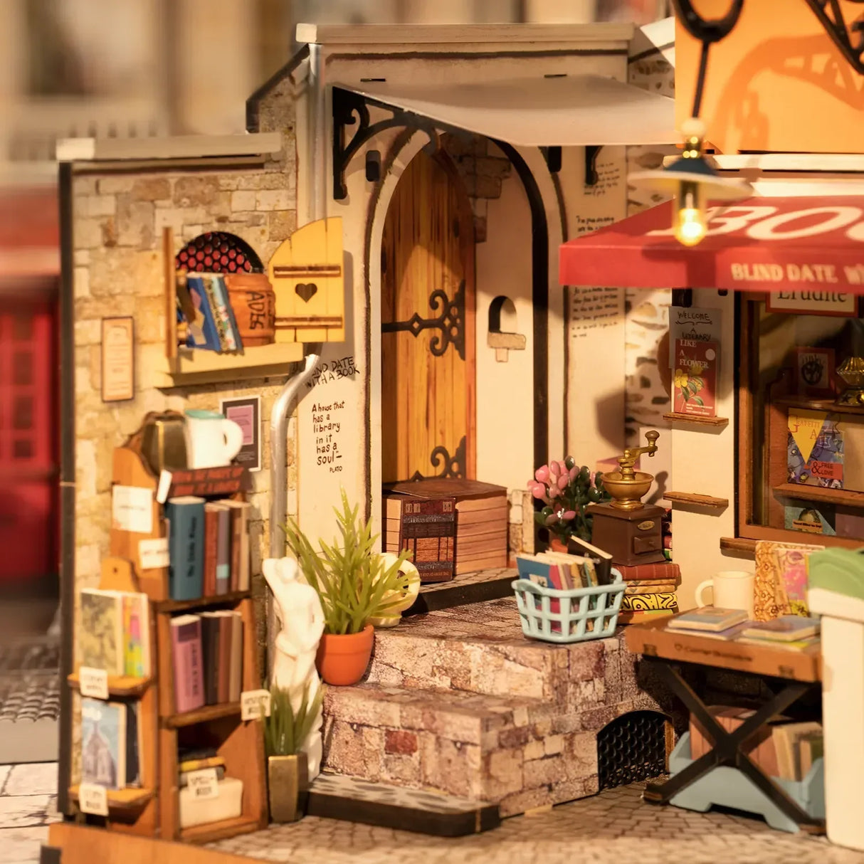 Miniaturmodell einer Buchhandlung mit Steinfassade und Buecherregalen