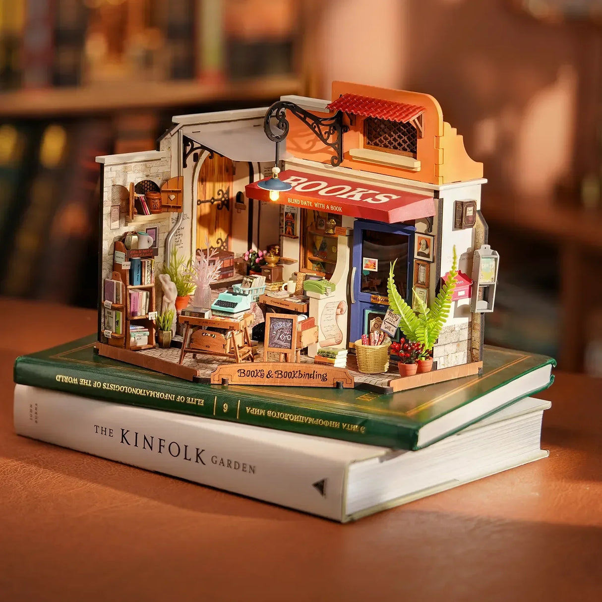 Miniaturmodell eines Buchladens auf zwei aufeinanderliegenden Büchern