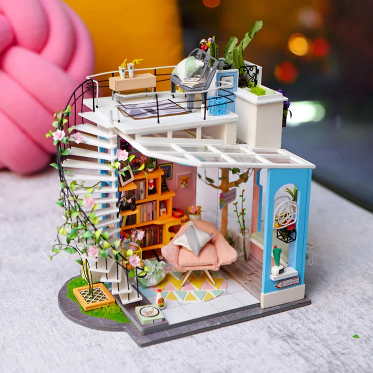 Miniaturmodell eines zweistöckigen Hauses mit Wendeltreppe und Dachterrasse