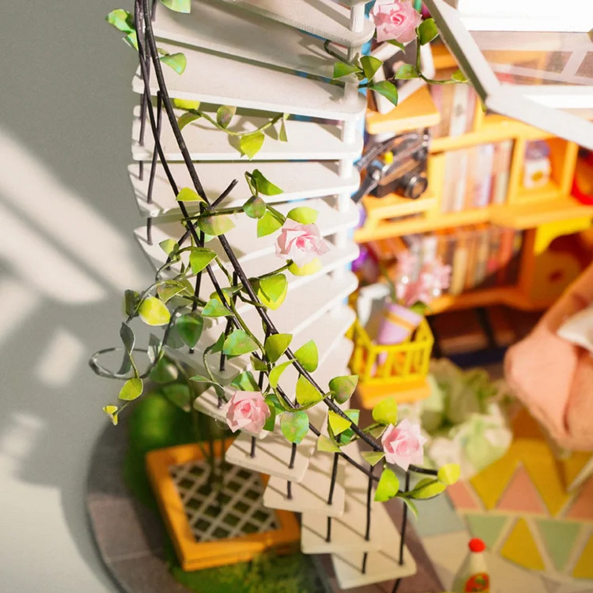 Miniatur Wendeltreppe mit künstlichen Rosenranken in einem Puppenhaus