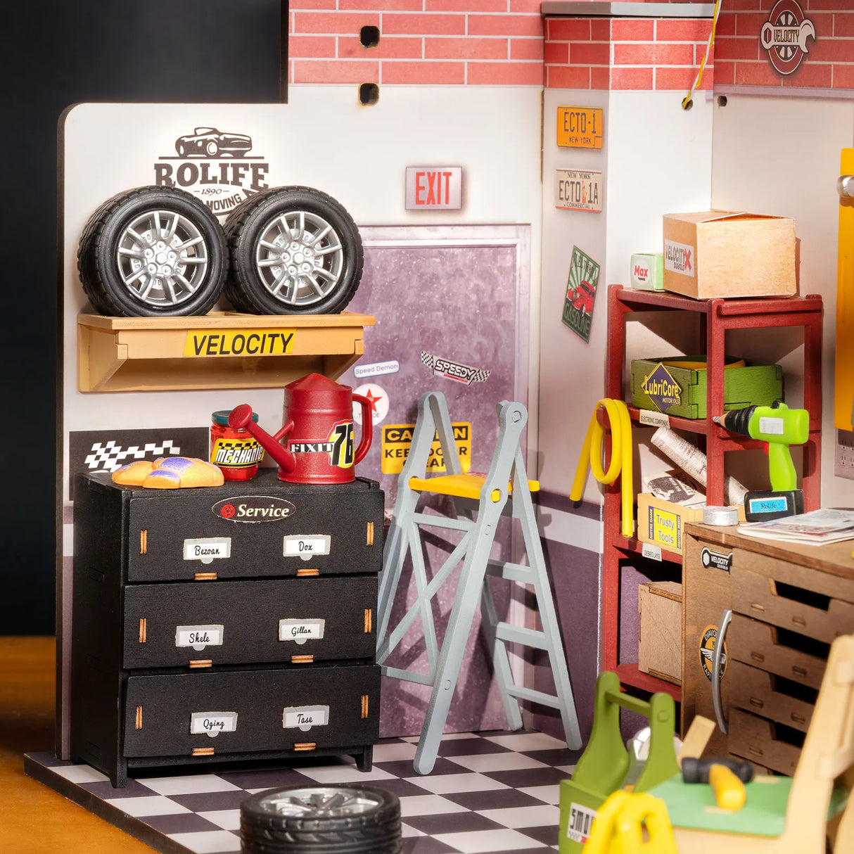 Miniaturmodell einer Autowerkstatt mit Regalen Werkzeug und Reifen